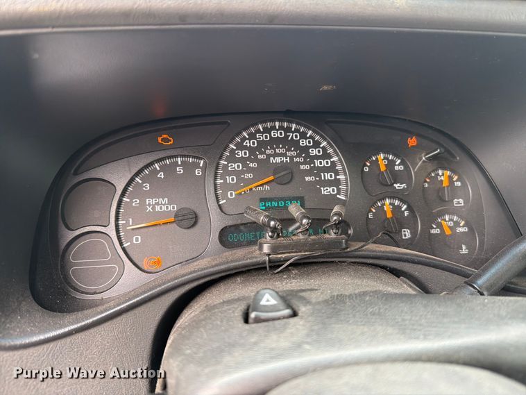 image for item DV8547 2004 Chevrolet Suburban SUV