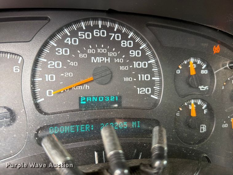 image for item DV8547 2004 Chevrolet Suburban SUV