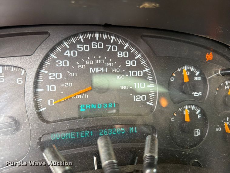 image for item DV8547 2004 Chevrolet Suburban SUV