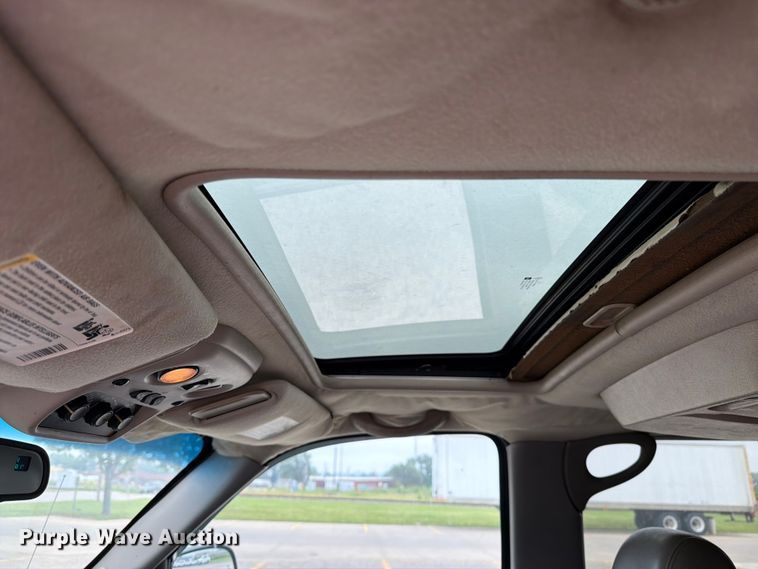 image for item DV8547 2004 Chevrolet Suburban SUV