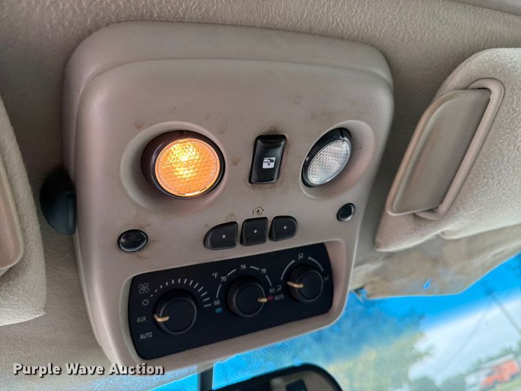 image for item DV8547 2004 Chevrolet Suburban SUV