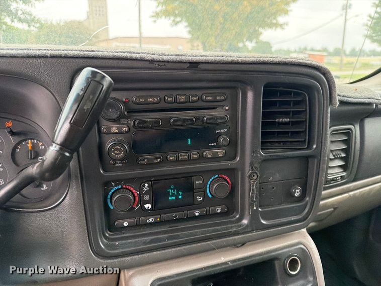 image for item DV8547 2004 Chevrolet Suburban SUV