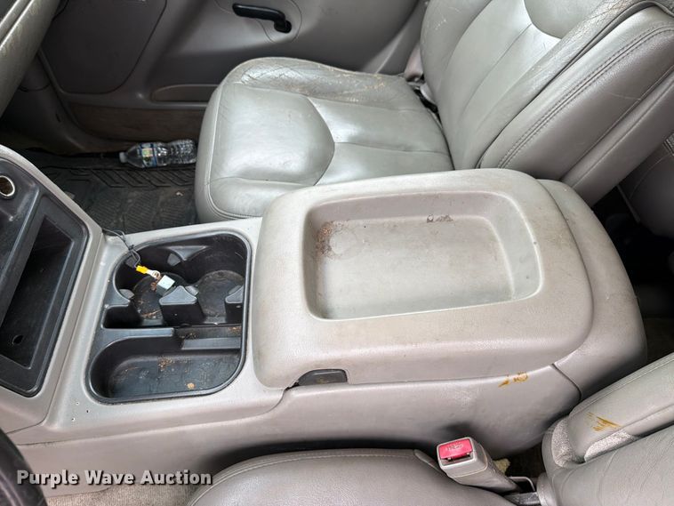 image for item DV8547 2004 Chevrolet Suburban SUV