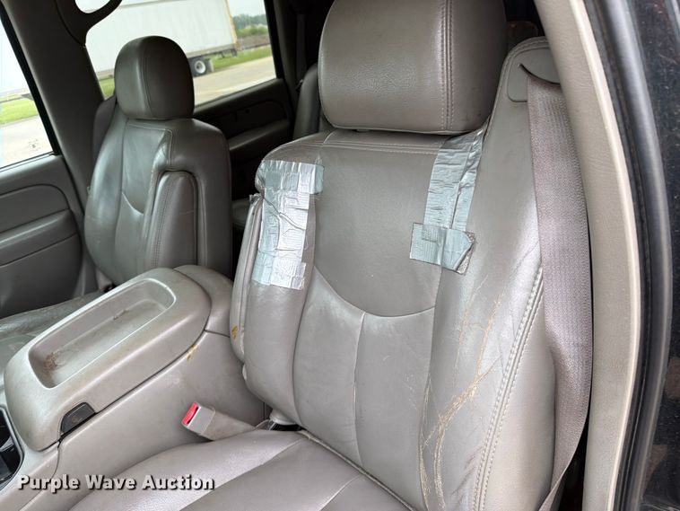 image for item DV8547 2004 Chevrolet Suburban SUV