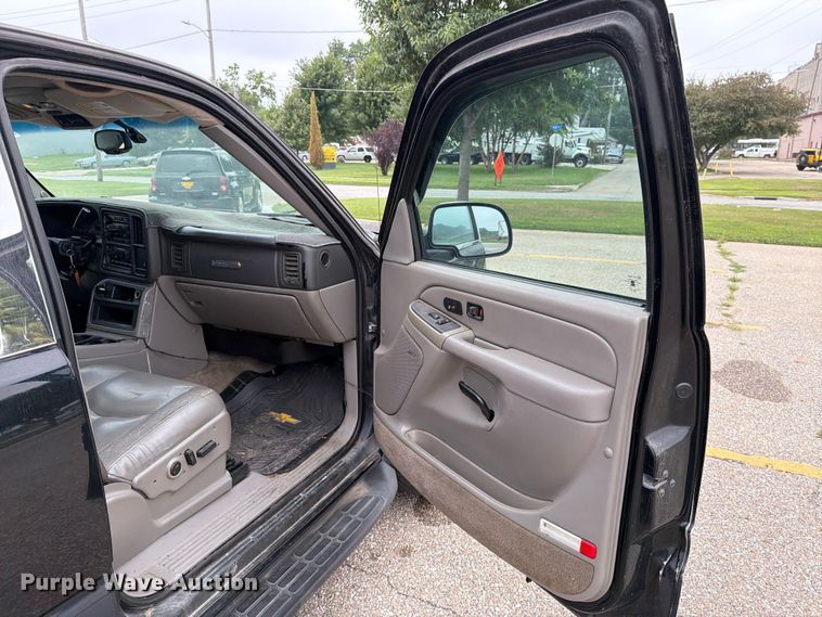 image for item DV8547 2004 Chevrolet Suburban SUV