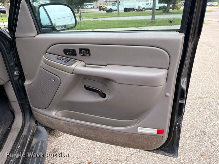 image for item DV8547 2004 Chevrolet Suburban SUV