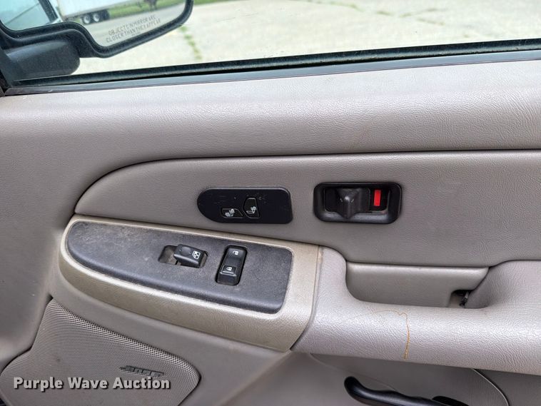 image for item DV8547 2004 Chevrolet Suburban SUV