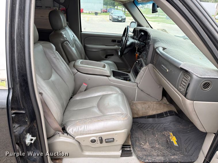 image for item DV8547 2004 Chevrolet Suburban SUV