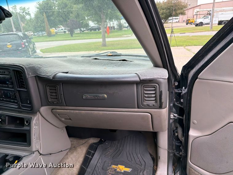 image for item DV8547 2004 Chevrolet Suburban SUV