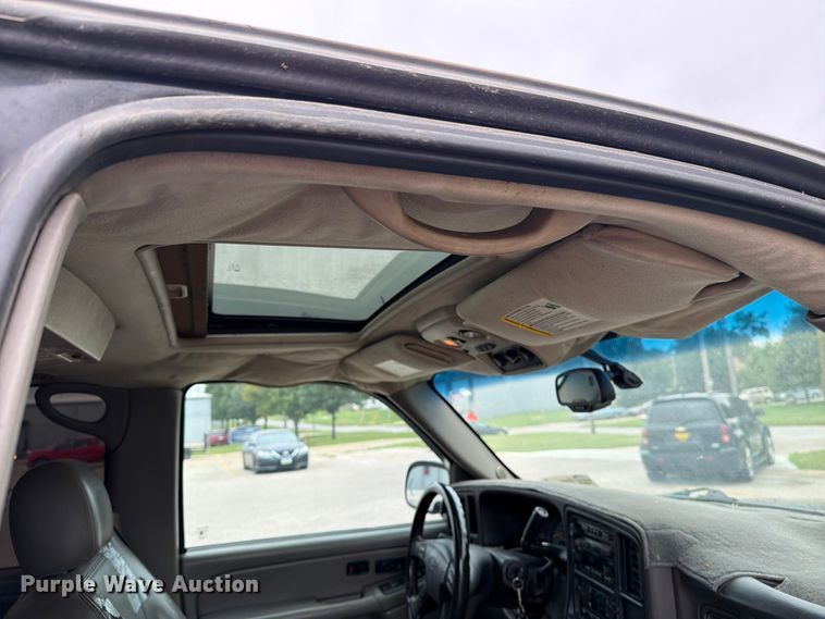 image for item DV8547 2004 Chevrolet Suburban SUV