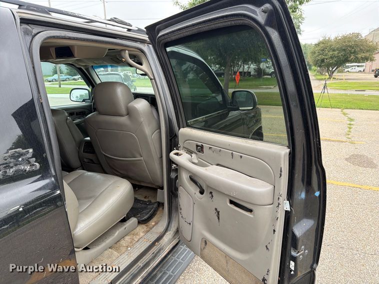 image for item DV8547 2004 Chevrolet Suburban SUV