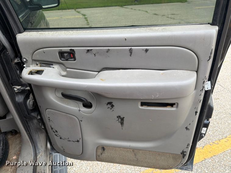 image for item DV8547 2004 Chevrolet Suburban SUV