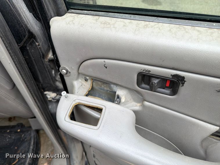 image for item DV8547 2004 Chevrolet Suburban SUV