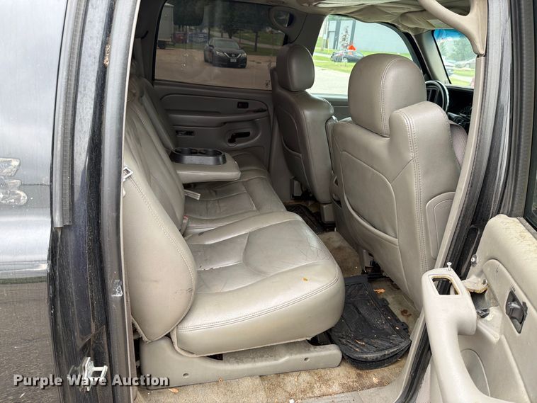 image for item DV8547 2004 Chevrolet Suburban SUV