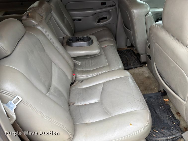 image for item DV8547 2004 Chevrolet Suburban SUV