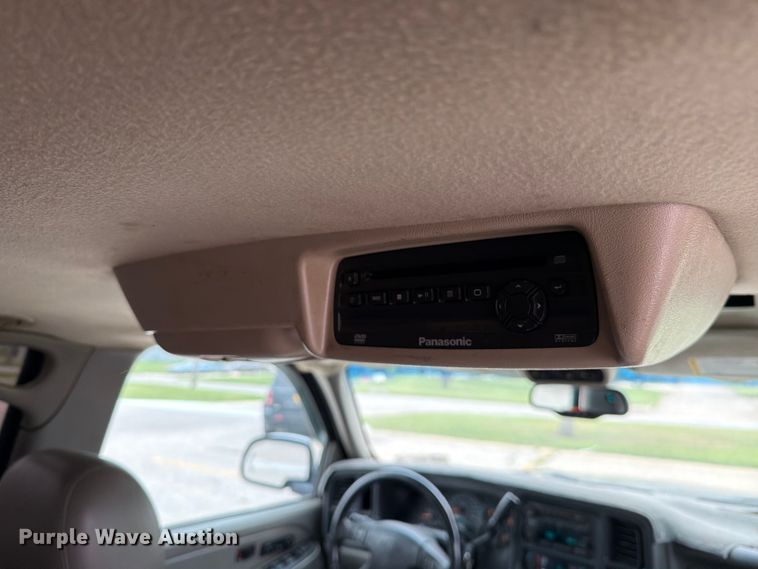 image for item DV8547 2004 Chevrolet Suburban SUV