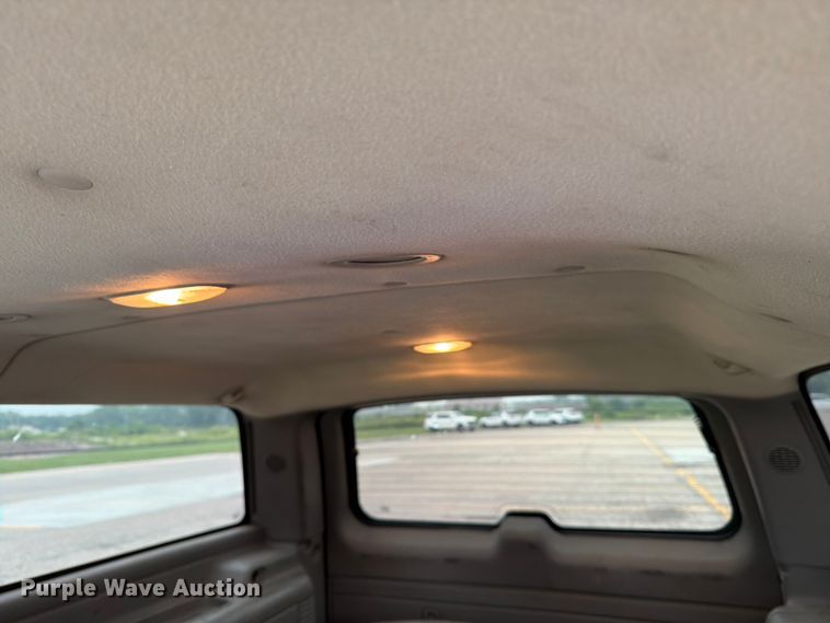 image for item DV8547 2004 Chevrolet Suburban SUV