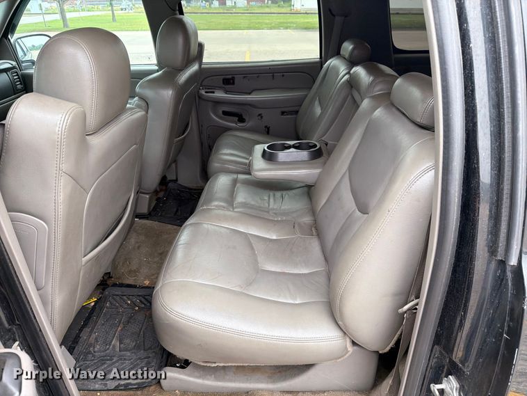 image for item DV8547 2004 Chevrolet Suburban SUV