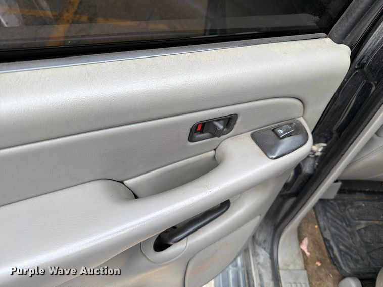 image for item DV8547 2004 Chevrolet Suburban SUV