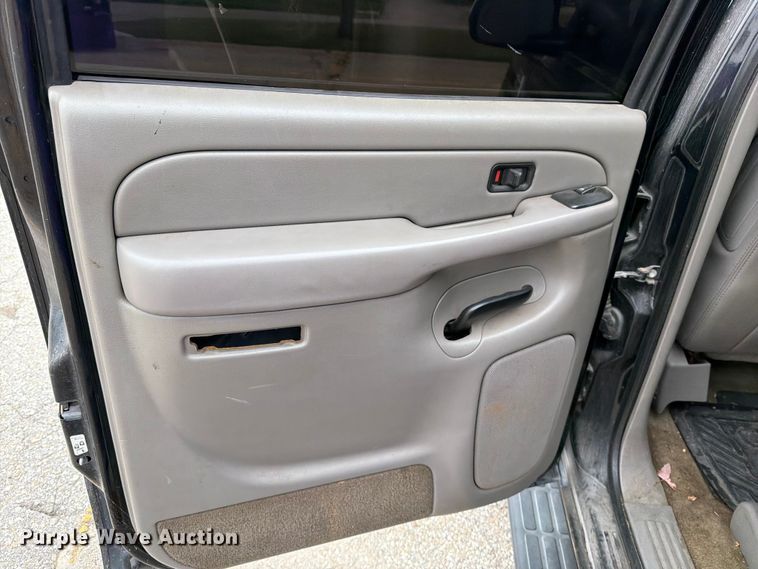 image for item DV8547 2004 Chevrolet Suburban SUV