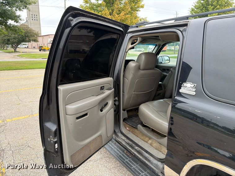 image for item DV8547 2004 Chevrolet Suburban SUV