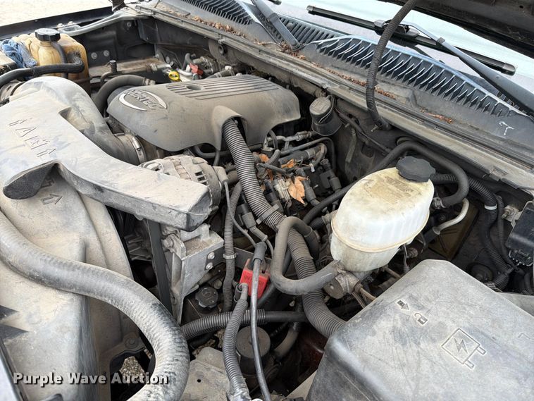 image for item DV8547 2004 Chevrolet Suburban SUV
