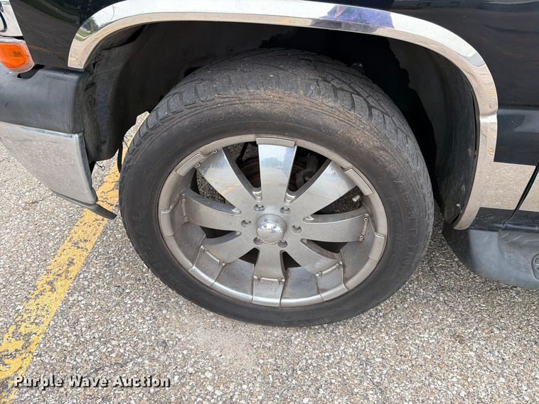 image for item DV8547 2004 Chevrolet Suburban SUV
