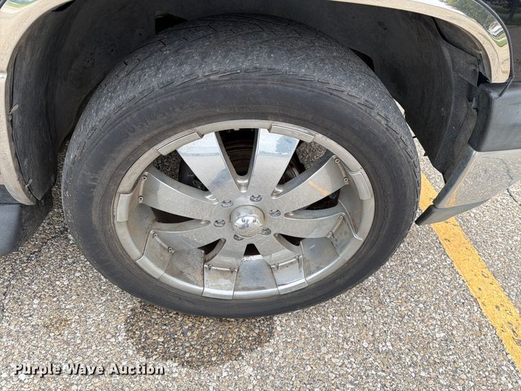 image for item DV8547 2004 Chevrolet Suburban SUV