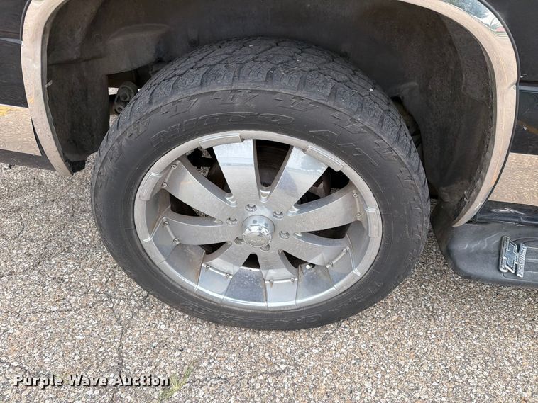 image for item DV8547 2004 Chevrolet Suburban SUV