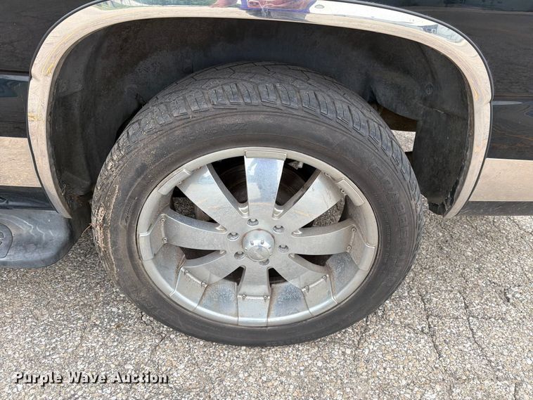 image for item DV8547 2004 Chevrolet Suburban SUV