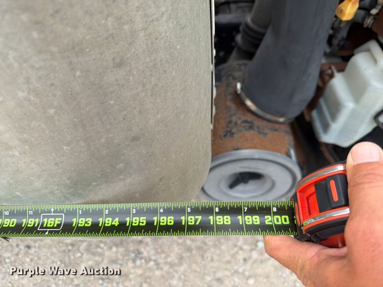 image for item DV8563 2002 Isuzu NPR box truck