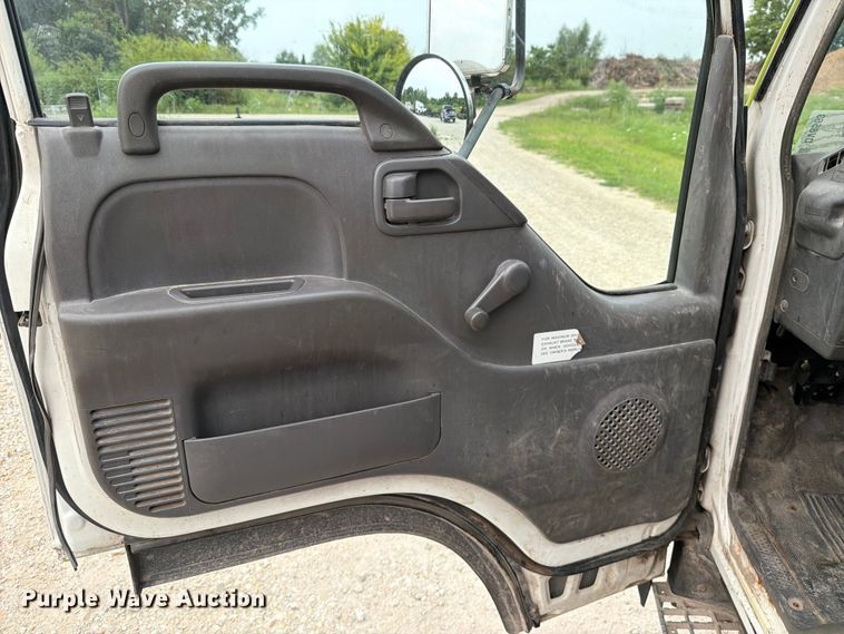 image for item DV8563 2002 Isuzu NPR box truck
