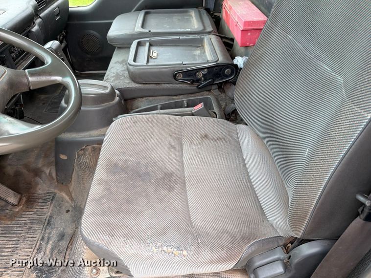 image for item DV8563 2002 Isuzu NPR box truck