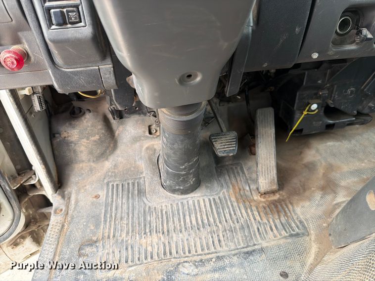 image for item DV8563 2002 Isuzu NPR box truck