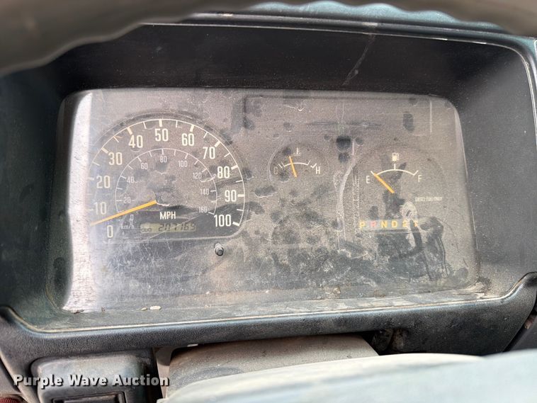 image for item DV8563 2002 Isuzu NPR box truck