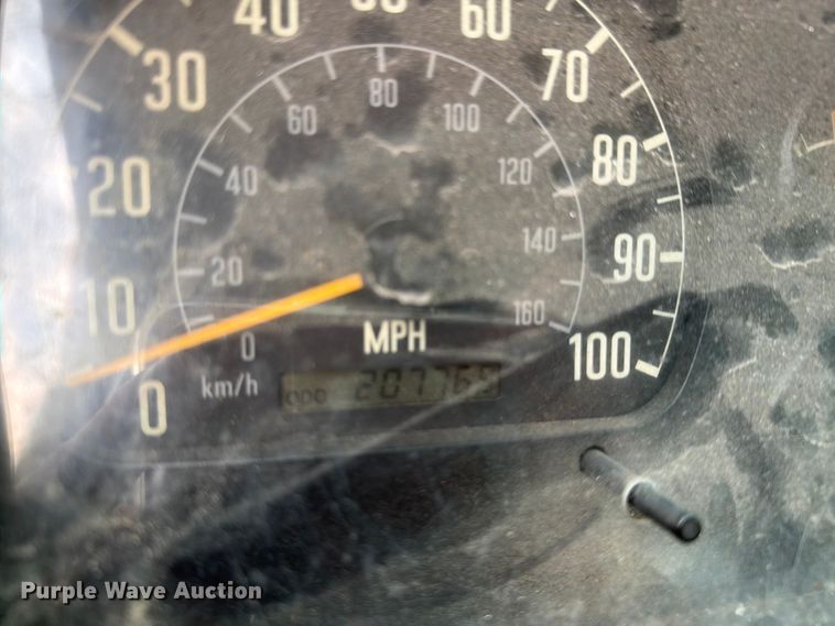 image for item DV8563 2002 Isuzu NPR box truck