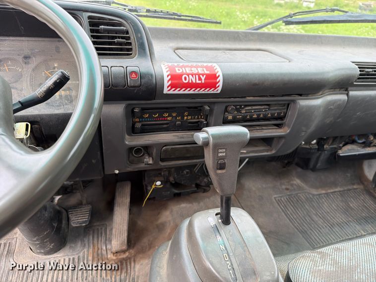 image for item DV8563 2002 Isuzu NPR box truck