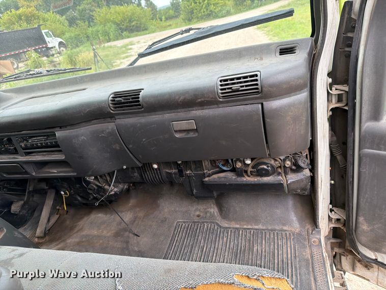 image for item DV8563 2002 Isuzu NPR box truck