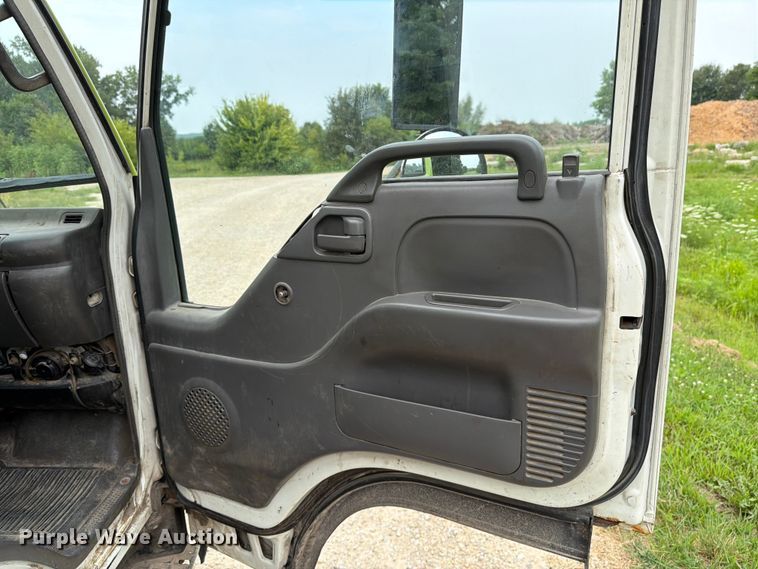 image for item DV8563 2002 Isuzu NPR box truck