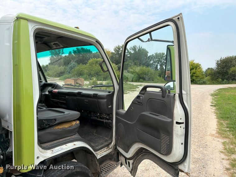 image for item DV8563 2002 Isuzu NPR box truck