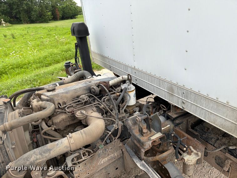 image for item DV8563 2002 Isuzu NPR box truck