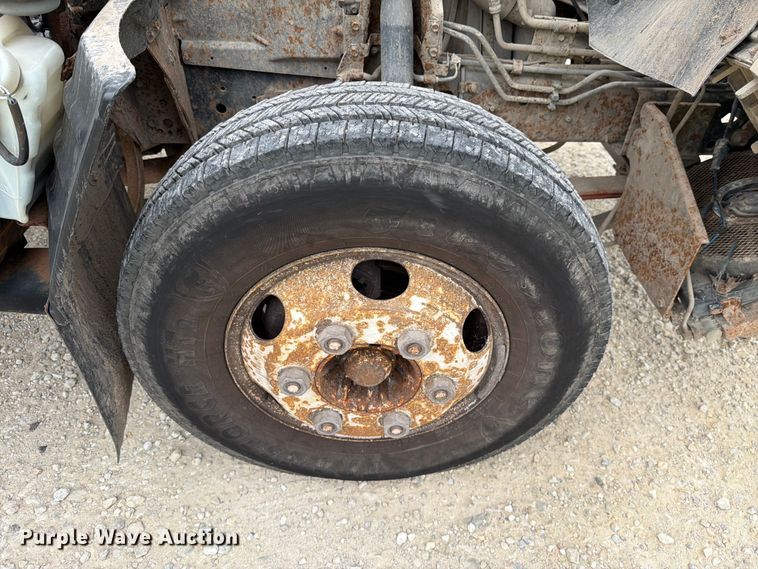 image for item DV8563 2002 Isuzu NPR box truck