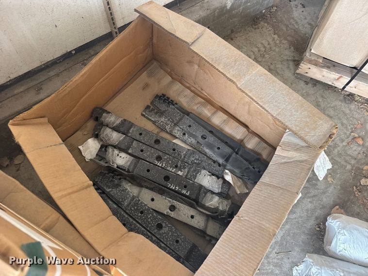 image for item DY3088 Approximately (1,055) 890-699c mower blades