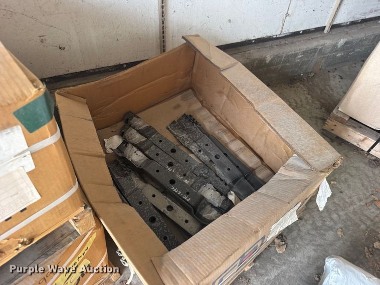 image for item DY3088 Approximately (1,055) 890-699c mower blades