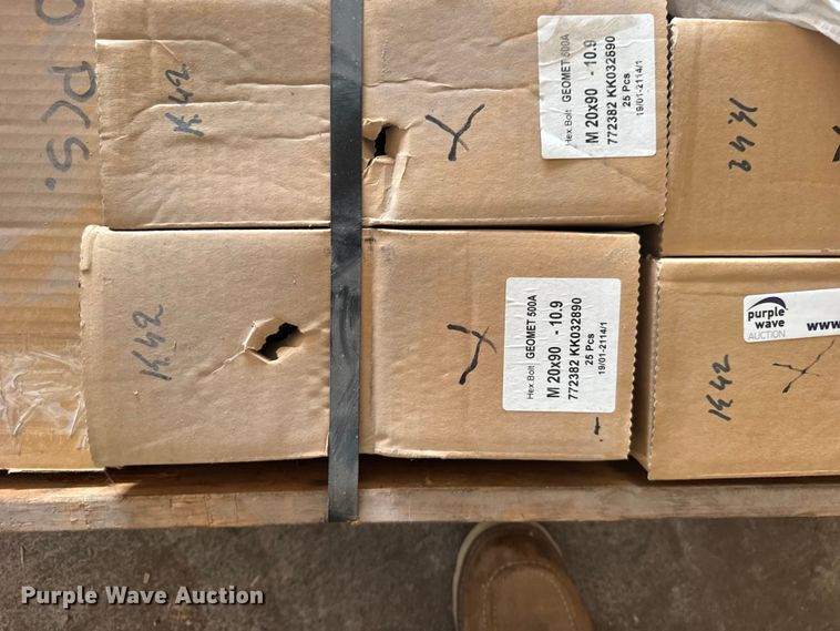 image for item DY3097 Approximately 325 M20x90 10.9 hex bolts