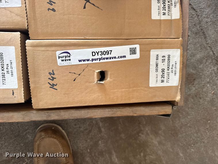 image for item DY3097 Approximately 325 M20x90 10.9 hex bolts