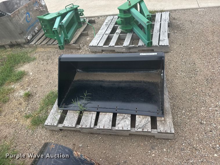 image for item DY3101 Compact skid steer bucket