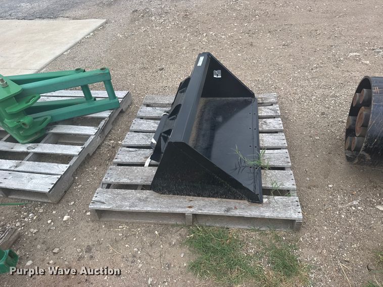 image for item DY3101 Compact skid steer bucket