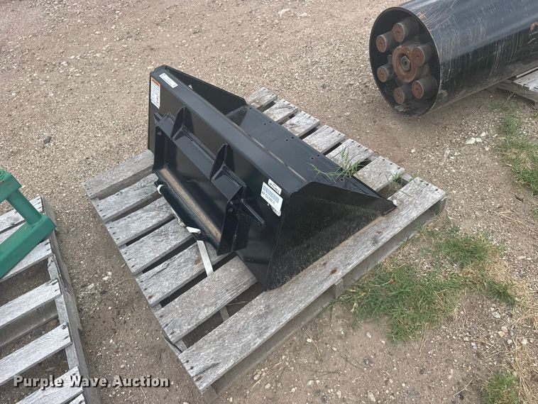 image for item DY3101 Compact skid steer bucket