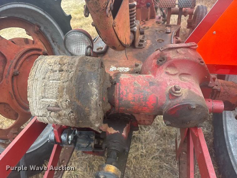 image for item DY3149 1948 International Harvester  Farmall H tractor